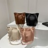 Mujeres Medio Cuero Sintético Color Sólido Estilo Vintage Estilo Clásico Balde Cremallera Bolso Cubo