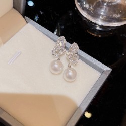 1 Par Elegante Señora Mariposa Embutido Cobre Perlas Artificiales Circón Pendientes De Gota